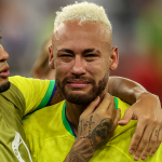 Neymar đối diện với nhiều chỉ trích sau thất bại tại World Cup và bị thẻ đỏ ở PSG
